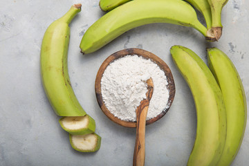 Raw and dried green bananas, plantain flour, resistant flour, prebiotic food, gut health © Maria