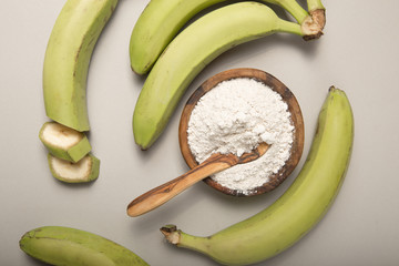 Raw and dried green bananas, plantain flour, resistant flour, prebiotic food, gut health © Maria
