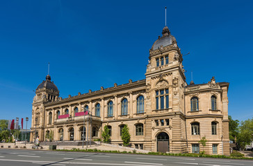 Fototapeta na wymiar Die historische Stadthalle in Wuppertal im Frühling; Deutschland