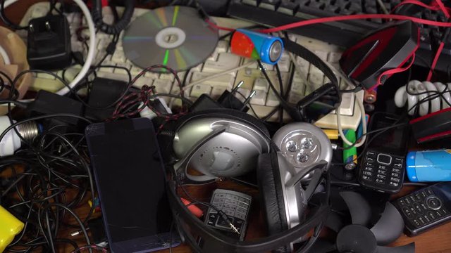 Electronic waste: Defective, broken and obsolete small appliances, Multimedia devices, Light bulbs and fixtures, old phones