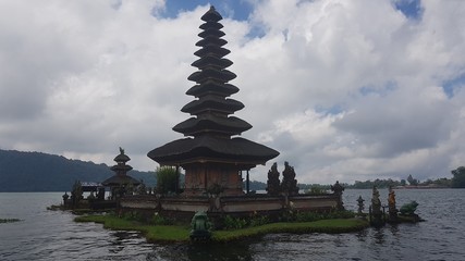 Fototapeta na wymiar Ulun Danu Bratan floating temple on Bali island