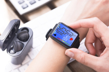 smartwatch measuring blood pressure