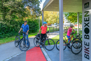 Familie in der Stadt mit dem fahrrad unterwegs