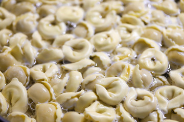 tortellini en train de cuire dans l'eau bouillante