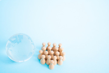 人類繁栄のイメージ　地球儀とミニチュア人形