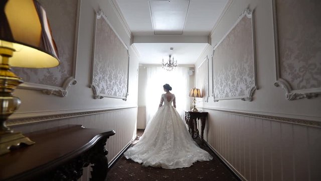 bride in a chic wedding dress