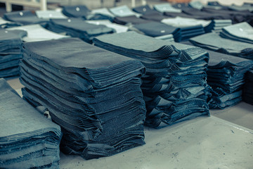Przemysł odzieżowy, produkcja spodni jeansowych, farbowanie, szycie, pranie, krojenie. - obrazy, fototapety, plakaty