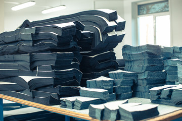 Przemysł odzieżowy, produkcja spodni jeansowych, farbowanie, szycie, pranie, krojenie. © insomniafoto