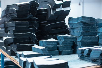 Przemysł odzieżowy, produkcja spodni jeansowych, farbowanie, szycie, pranie, krojenie. © insomniafoto