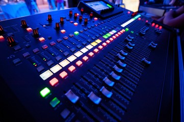 Audio mixer and microphone