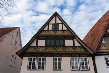 Giebel eines alten Fachwerkhauses mit Zierornamenten