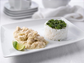 Pollo al curry  con arroz blanco. Chicken curry with white rice.