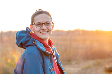 Naklejka premium Young girl during golden hour looking to the camera