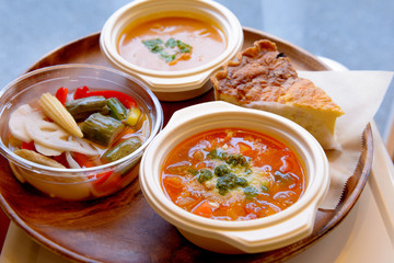 持ち帰り用（テイクアウト）の容器に入った料理イメージ　コロナ時代