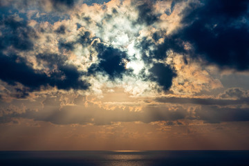 Obraz premium Landscape sunrise on Hon Chong cape, Nha Trang, Vietnam. Travel and nature concept. Morning sky, clouds, sun and sea water