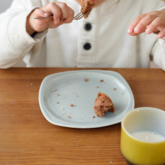 おやつを食べる子どものイメージ