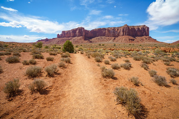hiking the wildcat trail in the monument valley, usa