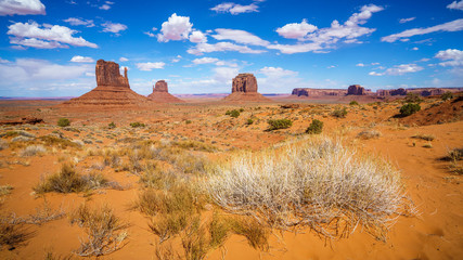 hiking the wildcat trail in the monument valley, usa