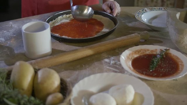 Donna casalinga prepara la pizza fatta in casa
