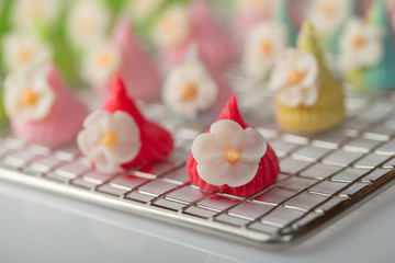 Hands women make Aalaw or Alua, Thai traditional sweet dessert.