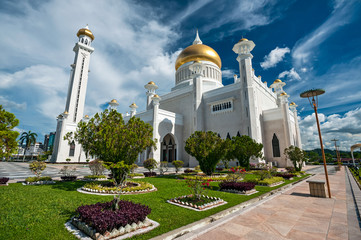 The Sultan Omar Ali Saifuddien Mosque Mosque in Bandar Seri Begawan, Brunei - obrazy, fototapety, plakaty