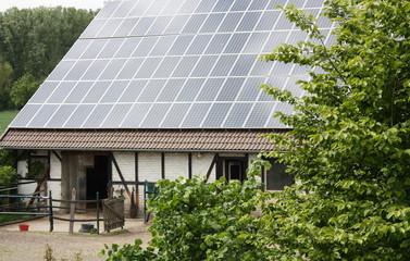 Photovoltaikanlage auf einem Pferdestall bei Sonnenlicht in Lippetal Büninghausen,...
