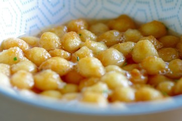 Fleischbrühe Gemüsesuppe Suppe Bouillon mit Backerbsen