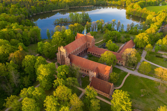 Altes Kloster Chorin in Brandenburg zum Sonnenuntergang