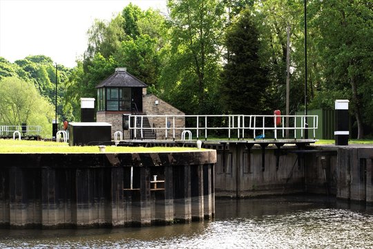 Sprotbrough Flash Lock, on the River Don, along the Don Valley Way.