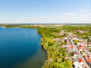 Jezioro drzewa domy las z lotu ptaka © Dariusz