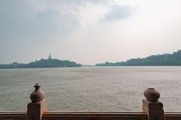 China, Peking, Im Beihai Park mit Blick auf die Jade Insel mit der weißen Pagode bei Regen