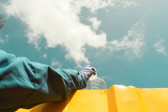 Imagen conceptual de la acci&oacute;n de reciclar pl&aacute;stico con guantes protectores sanitarios para preservar el medio ambiente y ayudar a la sostenibilidad