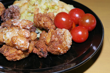 竜田揚げ、蒸しキャベツとプチトマトを添えて
