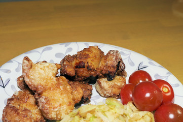 竜田揚げ、蒸しキャベツとプチトマトを添えて