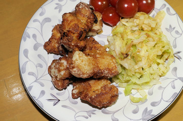 竜田揚げ、蒸しキャベツとプチトマトを添えて