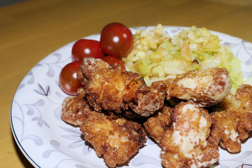 竜田揚げ、蒸しキャベツとプチトマトを添えて