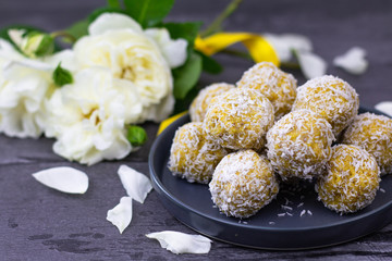 Energy balls au citron et à la noix de coco