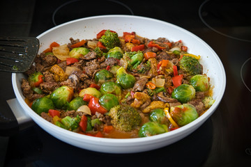 Gemüse Hackfleisch Thai Pfanne mit Paprika, Brokkoli, Rosenkohl, Produktbild, Nahaufnahme, Low Carb