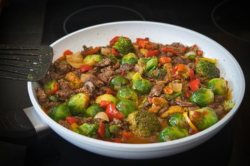 Gemüse Hackfleisch Thai Pfanne mit Paprika, Brokkoli, Rosenkohl, Produktbild, Nahaufnahme, Low Carb