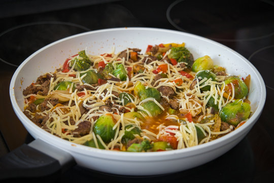 Gem&uuml;se Hackfleisch Thai Pfanne mit Paprika, Brokkoli, Rosenkohl und mit K&auml;se &uuml;berbacken, Produktbild, Nahaufnahme, Low Carb