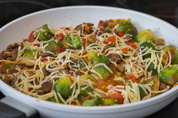 Gemüse Hackfleisch Thai Pfanne mit Paprika, Brokkoli, Rosenkohl und mit Käse überbacken, Produktbild, Nahaufnahme, Low Carb