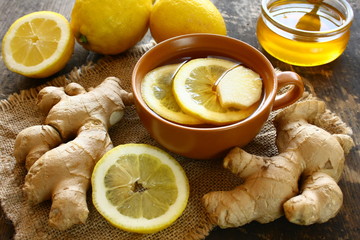 Filiżanka herbaty z miodem, imbirem i cytryną na poprawę odporności