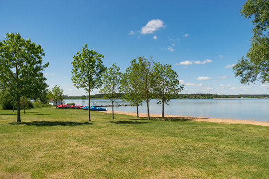 Der Altm&uuml;hlsee im Fr&auml;nkischen Seenland ist ein beliebtes Ausflugsziel. Der See und die Wander- sowie Radwege ziehen sowohl sportbegeisterte als auch erholungssuchende Besucher an.