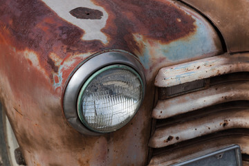 Old car headlight in a fender - obrazy, fototapety, plakaty