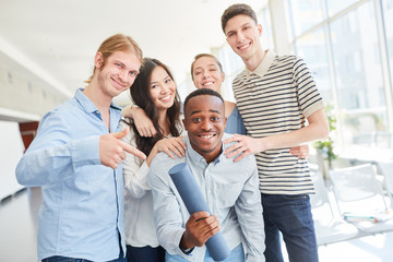 Obraz premium Gruppe Studenten feiert Abschluss der Universität