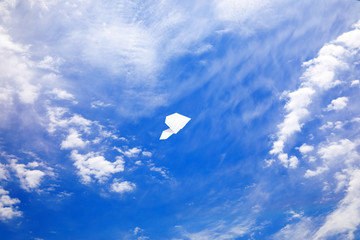 大空を飛ぶ紙ヒコーキ
