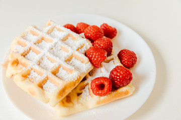 Brüsseler Waffeln mit Puderzucker und Himbeeren 