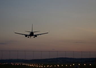 Fototapeta na wymiar Odrzutowiec podchodzący do lądowania na lotnisko w Pyrzowicach