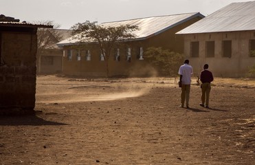 Uczniowie męskiej szkoły w pobliżu Aruszy w Tanzanii