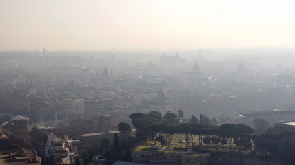 Widok na Rzym o poranku we mgle
